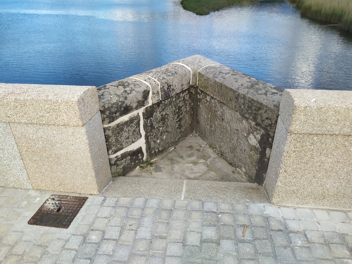 RicardoSrGa's tweet photo. Abro fío para explicar as diferentes deturpacións ás que se está sometendo á #PonteNafonso: un peitoril que enterra os tallamares, elevación do firme, buratos brutos na pedra, encintado sen ningunha delicadeza, colocación non traballada da pedra... 1/5 https://t.co/ry6rhc98bb