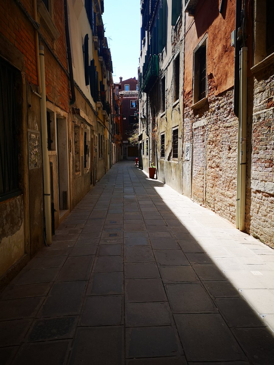 In #Venice, just turn the corner and suddenly you enter another dimension!

#cantinaaziendeagricole #osteria #bacaro #cicchetti #veneziagram #venezianascosta #veniceitaly #holidayinvenice  #instavenice #italianholiday  #venicephotos  #veneziainunoscatto #discovervenice