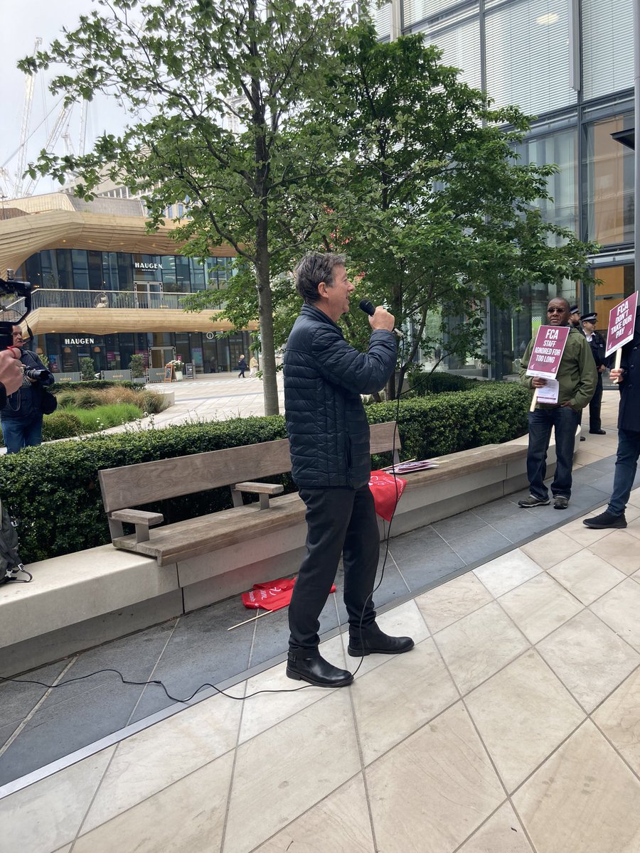 Justin_Cash_1's tweet photo. Peter Kavanagh, Unite regional secretary on the mik. 

“FCA is no longer Financial Conduct Authority it means First Collective Action”

#FCAStrikes https://t.co/HrJjIslPH1