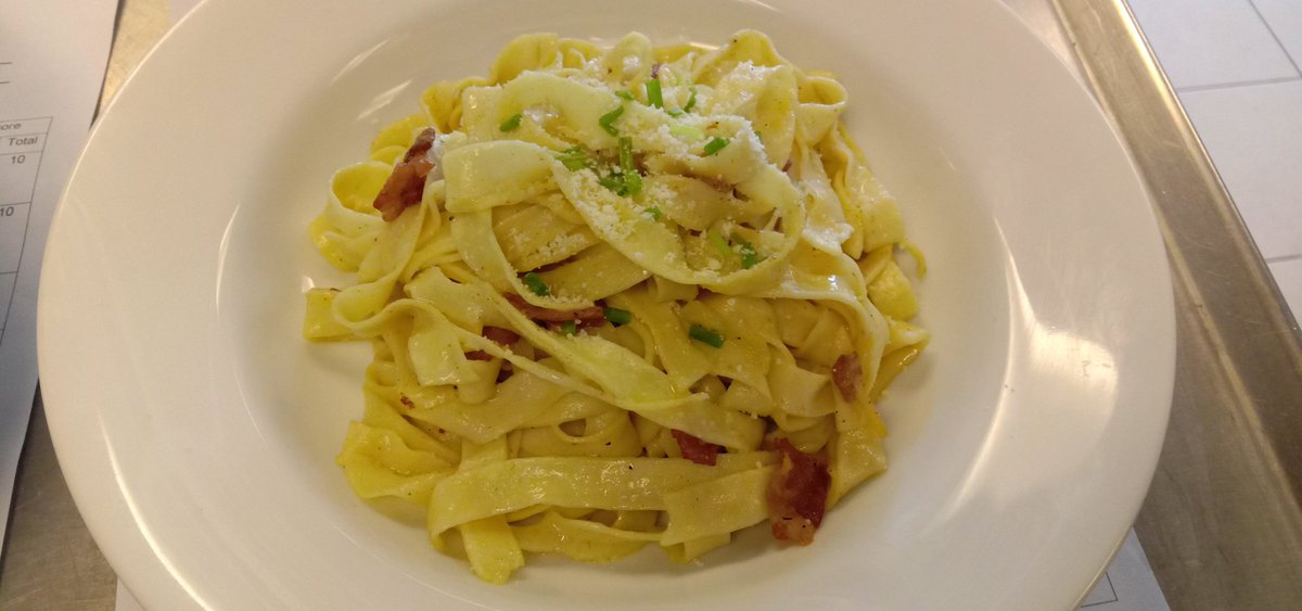 jpjplodi's tweet photo. carbonara pero gawa sa school version tas gawa lang din namin yung pasta https://t.co/QBcFMtXtN3