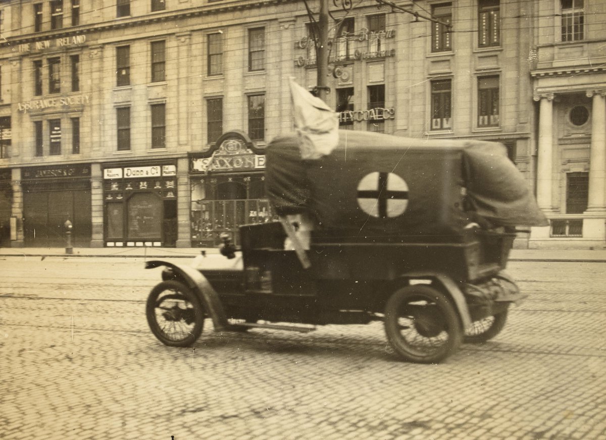 NLIreland's tweet image. 🚑 For #RedCrossWeek (celebrated between 4th and 10th of May) we are sharing this photograph of a #RedCross #ambulance on Sackville Street from our Hogan Photographic Collection. 

Taken on the 18th of July 1922; catalogue.nli.ie/Record/vtls000….