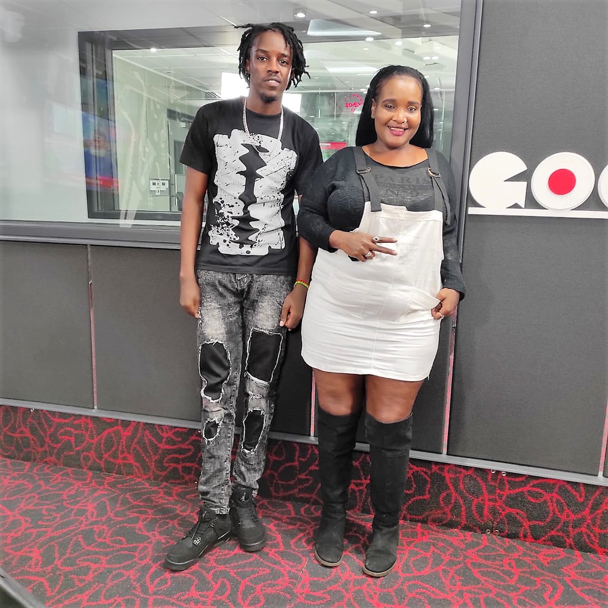 #VybeAyard wozza! Kuumorning Wababa na Wadada and i hope mumerudi mboka vi tiffing, sisi tuko apa ina de kweng kweng <a href="/VybezRadioKE/">Vybez Radio</a> tukiwa na <a href="/SpapaDeh/">SPAPA DEH</a>  kwenye black and white si kasongee