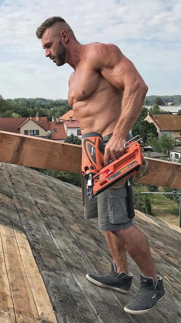 Wahou fait chaud d’un coup là non?🫠🥵 je suis intimidé un peu…😅
Première fois que je vois un cloueur Paslode IM90Xi d’aussi près…😍🥹