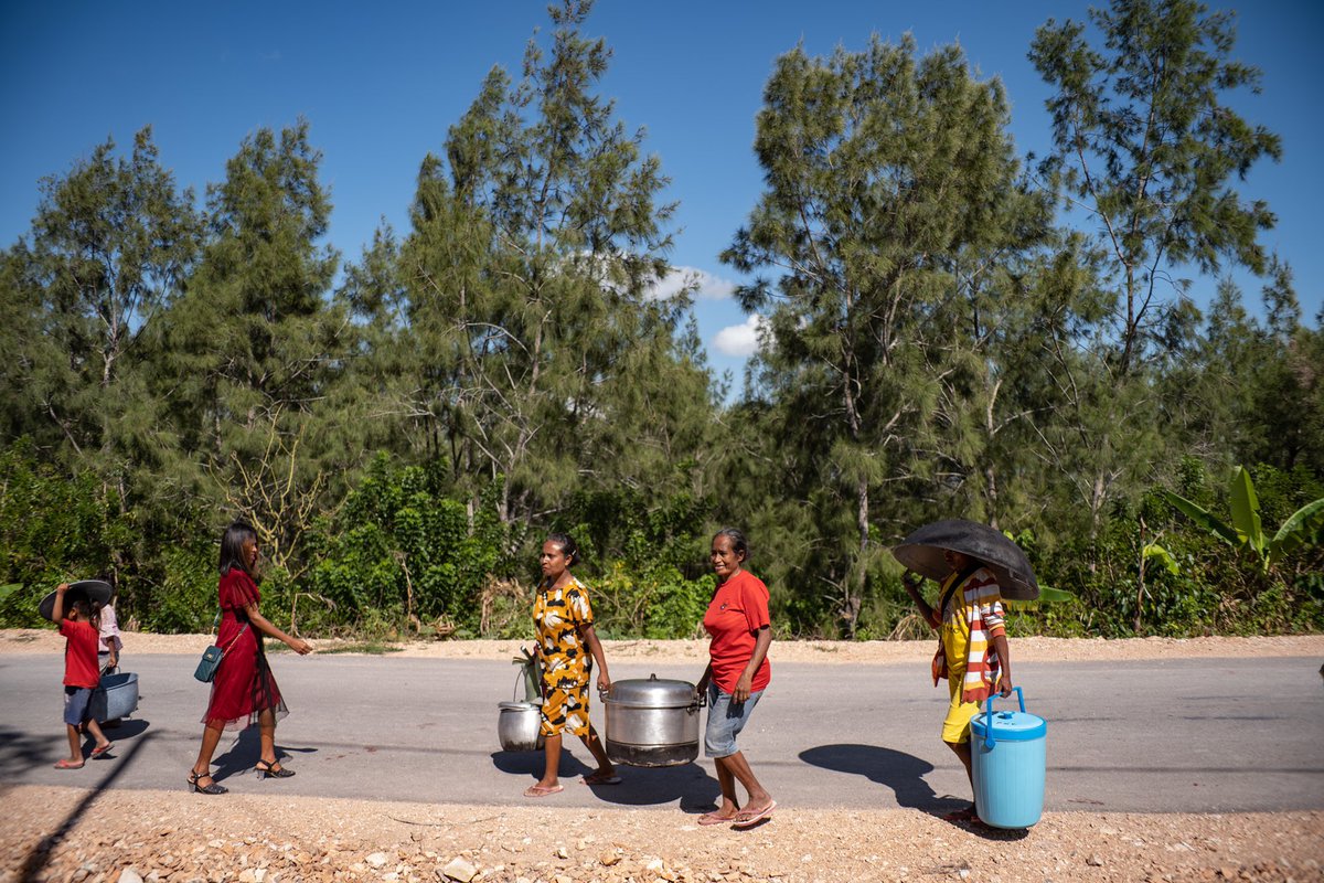 _suryo_'s tweet photo. A Feast in the Village - 1
 #photostory of a wedding in the village in South Central Timor, #Indonesia #afeastinthevillage https://t.co/oqxv76Nd7j