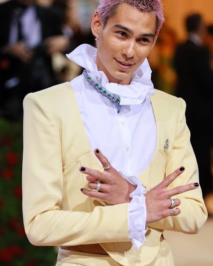 NewsHamster1's tweet image. Men’s manicures have been trending for awhile now , the 2022 Met Gala just cemented nail art as a source of spirited self-expression not bound by gender. 

#metgala2022 #men #mensfashion #manicure #genderequality #fashion #makeup #harrystyles