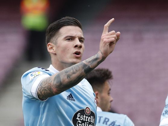 FonsiLoaiza's tweet photo. Este futbolista se llama Santi Mina, gana 1,5M€ y hoy ha sido condenado a 4 años de prisión por abuso sexual. Contrató a detectives para espiar a la víctima. Sus abogados lo utilizaron en el juicio:"Iba al cine, tomaba copas y vestía faldas y ropa ajustada". Púdrete en prisión. https://t.co/JFbdTzH8Aw