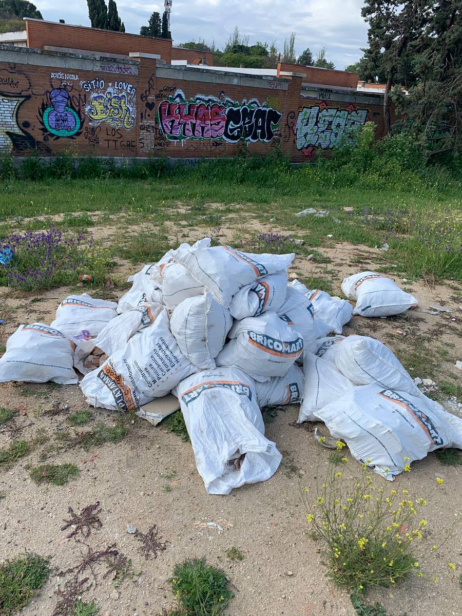 <a href="/Lineamadrid/">Línea Madrid</a>, solicitamos retirada de escombros tras el vertido ilegal que se ha producido junto al cementerio de #Fuencarral, en #Montecarmelo. 

Ubicación:
G75X+8M2 Madrid
goo.gl/maps/3mpsAmd2j…

Gracias a la vecina que nos ha remitido las imágenes.
