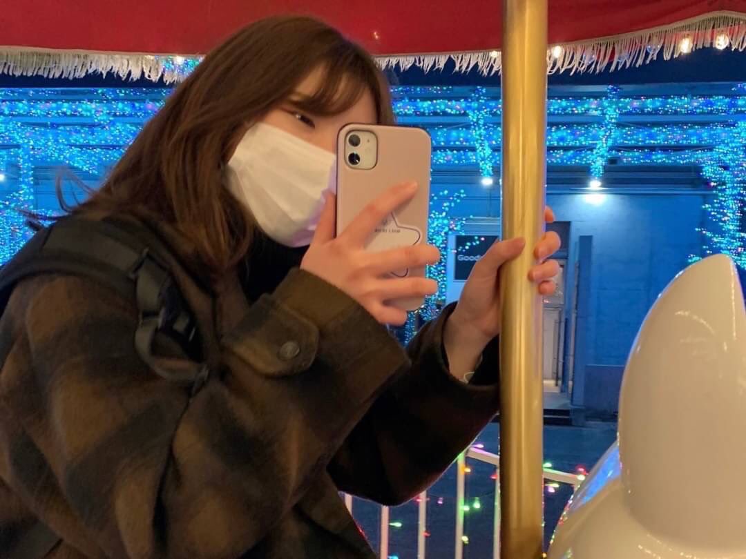 ゼミ生紹介⑤ありさ
ピューロランド年パス所有者！きらきら笑顔のありさ😆

研究内容:株式会社サンリオからみる、アフターコロナのテーマパークのあり方

個人研究ではありますが、ゼミ生や先生と日々ディスカッションしながら進めていくので、広い視野で物事を考えられるようになります！