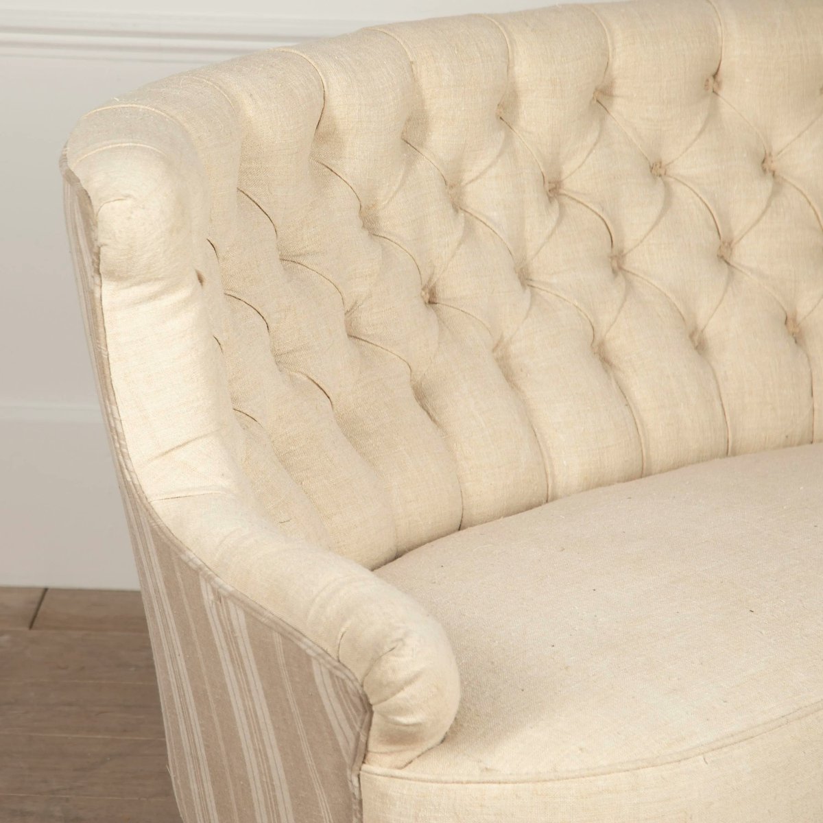 LorfordsAntiq's tweet photo. L A T E S T A R R I V A L ✨
Small 19th Century Swedish Buttoned Sofa
https://t.co/q6bBRUiInk
#LorfordsAntiques #Lorfords #Antiques #BuyAntiques #19thCentury #Swedish #Interiors https://t.co/dBZFgg6vLV