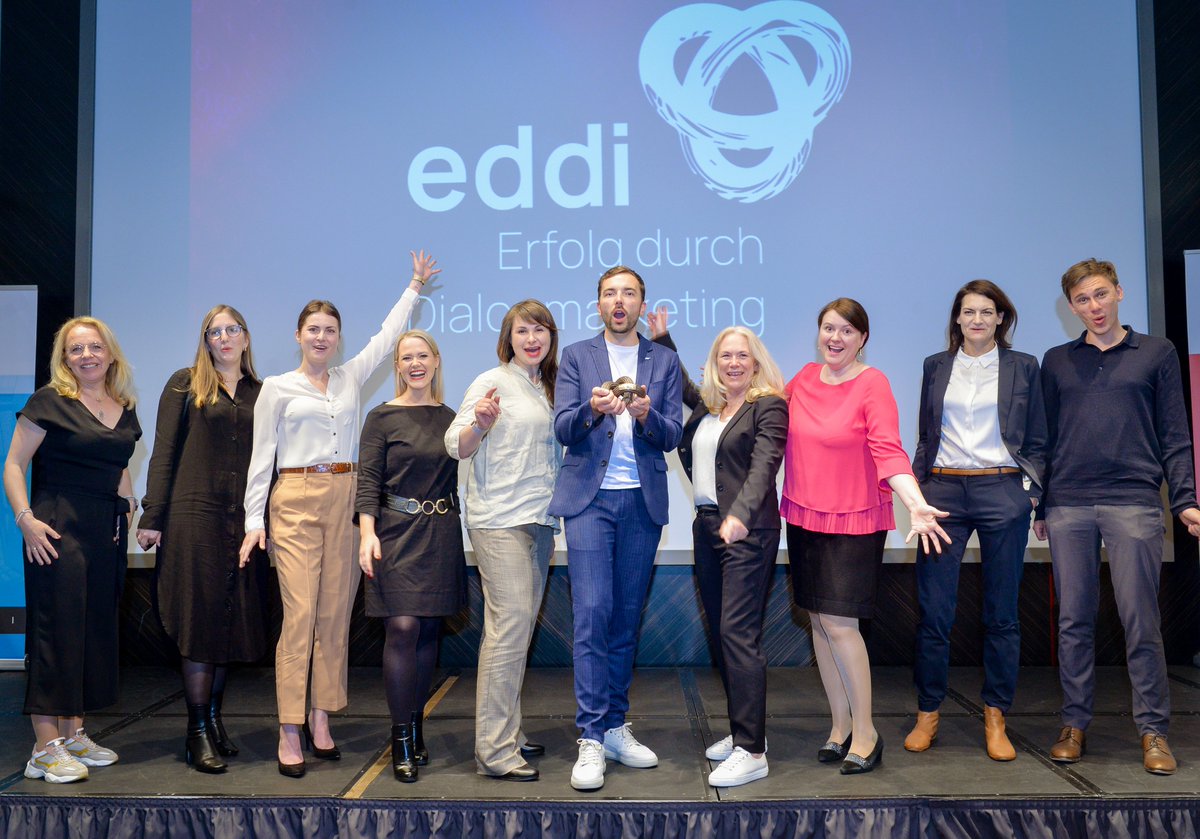 DDV_DE's tweet photo. Nach 2 Jahren Pause fand die EDDI-Night gestern wieder live und vor Ort im Rahmen des #DialogSummit statt. Die Gäste erlebten einen spannenden Abend in toller Atmosphäre und feierten gemeinsam die diesjährigen Sieger @SAPdach und @apollo_optik. https://t.co/igOqKwxaso https://t.co/UTSQDbTZVl