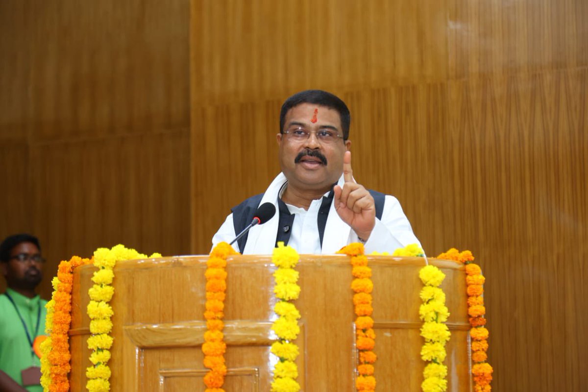 अभी तक हमारे पास वेद विद्या के लिए डिग्री की व्यवस्था नहीं है। 

हमारी अनमोल वेद व्यवस्था को आधुनिक शिक्षा व्यवस्था से जोड़ने के किए भारत सरकार जल्द ही निर्णय करने जा रही है। महर्षि सान्दीपनि प्रतिष्ठान को माध्यमिक बोर्ड का दर्जा देने की प्रक्रिया शुरू हो गयी है।