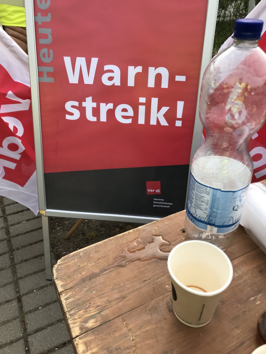 LoveGuerillero's tweet photo. 🖤❤️ #WarningStrike Streik in derFirma , Streik in der Fabrik , das ist unsere Antwort auf eure Politik https://t.co/oypipITT9V