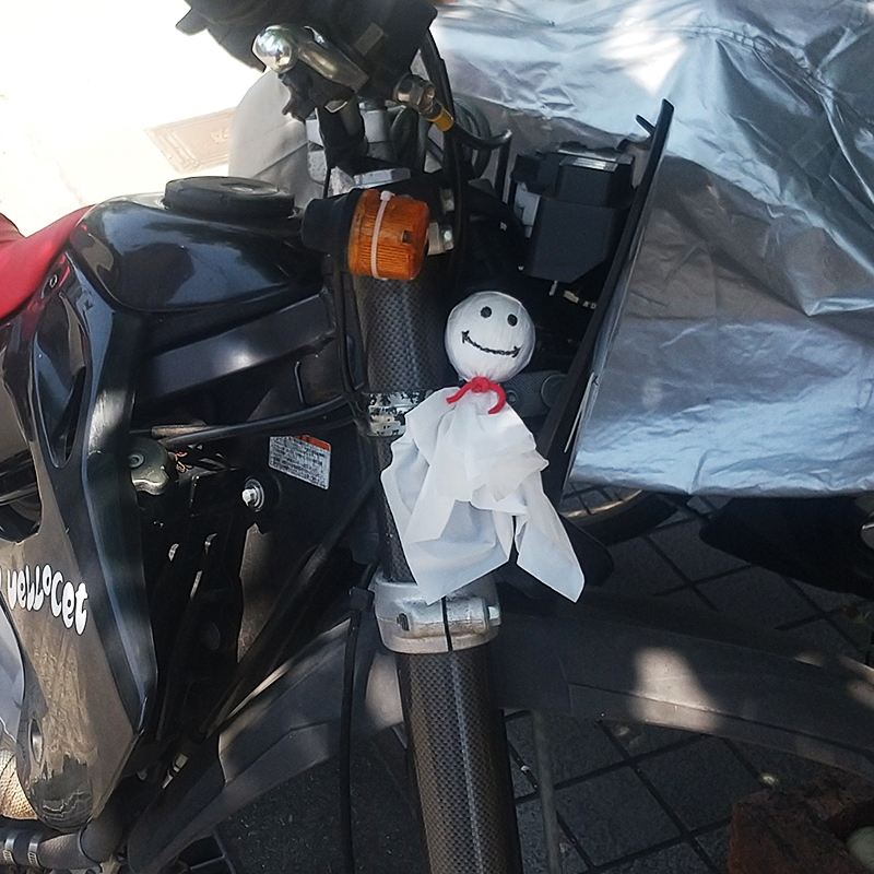 tinypoool's tweet photo. 三代目「てるてる坊主」君に引き継ぎました
バイク乗る時は降らないでほしい
#てるてる坊主
#降らないでほしい
#dtracker
#dtracker250
#kawasakimotorcycles https://t.co/p7mpILaEuQ