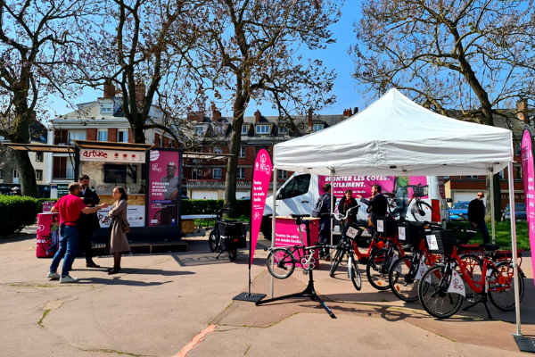 Picnic_Kiosque's tweet photo. Nouvelle agence mobile, Lovélo ! 🚀 @transdevFR @MetropoleRouenN💚
L'objectif ? Rencontrer les habitants et promouvoir les offres de mobilités douces. 🌞
#transdevrouen #Lovelo #agencemobile #startup #caravan #architecturemodulaire #mobilite #energierenouvelable #frenchfab https://t.co/cVJRK6NMal