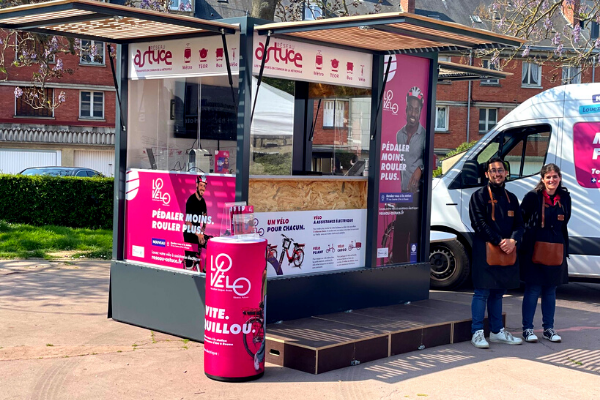 Picnic_Kiosque's tweet photo. Nouvelle agence mobile, Lovélo ! 🚀 @transdevFR @MetropoleRouenN💚
L'objectif ? Rencontrer les habitants et promouvoir les offres de mobilités douces. 🌞
#transdevrouen #Lovelo #agencemobile #startup #caravan #architecturemodulaire #mobilite #energierenouvelable #frenchfab https://t.co/cVJRK6NMal