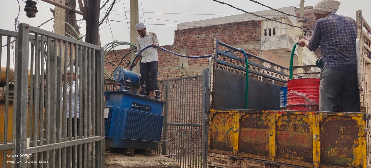 औरंगाबाद,मथुरा में बेहतर विधुत आपूर्ति व वितरण परिवर्तकों के बचाव हेतु वितरण परिवर्तकों के मेंटेनेंस का कार्य युद्धस्तर पर किया जा रहा है।
<a href="/aksharmaBharat/">A K Sharma</a> <a href="/dvvnlmathura1/">DVVNL MATHURA</a> <a href="/UPPCLLKO/">UPPCL</a> <a href="/UppclChairman/">CMD UPPCL</a> <a href="/MDDVVNL/">MD DVVNL AGRA</a> <a href="/DvvnlDirComm/">DVVNL DIRECTOR COMMERCIAL</a> <a href="/se_eudcmathura/">SE MATHURA URBAN</a> @SE_EDC2_Mathura <a href="/VINODKUMARGAN15/">Er Vinod Kumar Gangwar.Chief Engineer (UPPCL.RTD)</a> <a href="/GS_UPRVPAS/">Er Prabhat Singh</a>