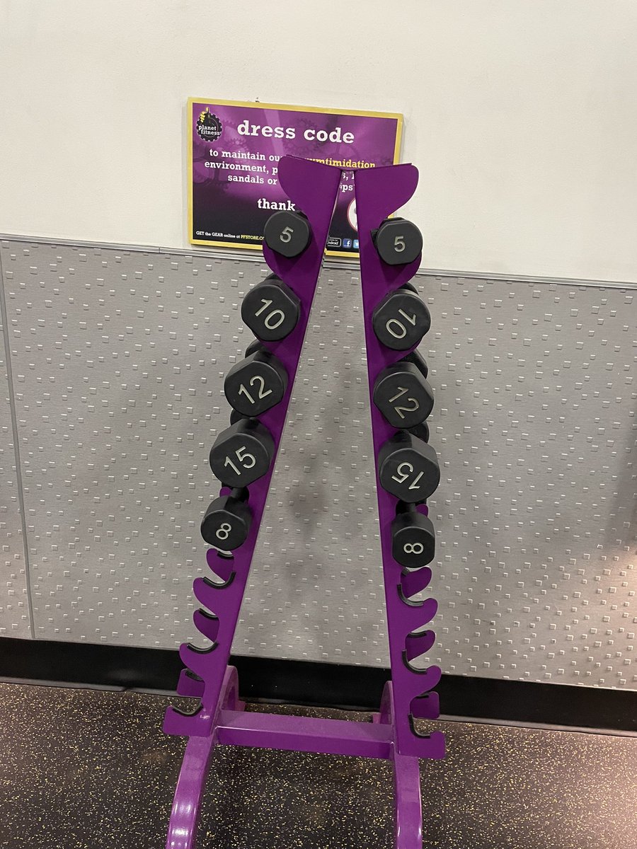 golfingirl525's tweet photo. At the gym this morning and I had to fix this. Drives me nuts. Anyone else? #OCD #OrderMatters 🙄 https://t.co/dm2cM84bkx