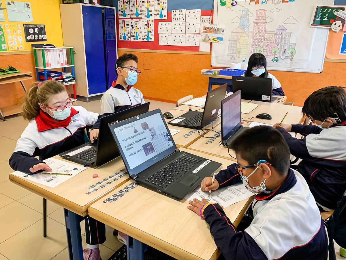 ColegioGaudem's tweet photo. Los alumnos de #EBO disfrutan de una sesión pedagógica en la que trabajan de manera autónoma con la ayuda del ordenador 💻

Implantar las nuevas tecnologías en estas #aulas ha sido un gran acierto ✌️ 🔝

#ColegioGaudem > #UnProyectoSingular en #Madrid #Barajas #ComunidadSorda https://t.co/pGbzAIGbgj