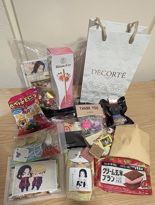 昨日は買いたいもの全部買えてたくさん出会いもあったし誕生日も祝って貰えたしでめちゃくちゃ楽しかったです!会ってくれた相互さんもこんな陰キャオタクとと写真撮ってくれた皆々様も本当にありがとうございました!🙇‍♂️
2枚目は昨日差し入れと一緒にお渡ししたイラストです😌 