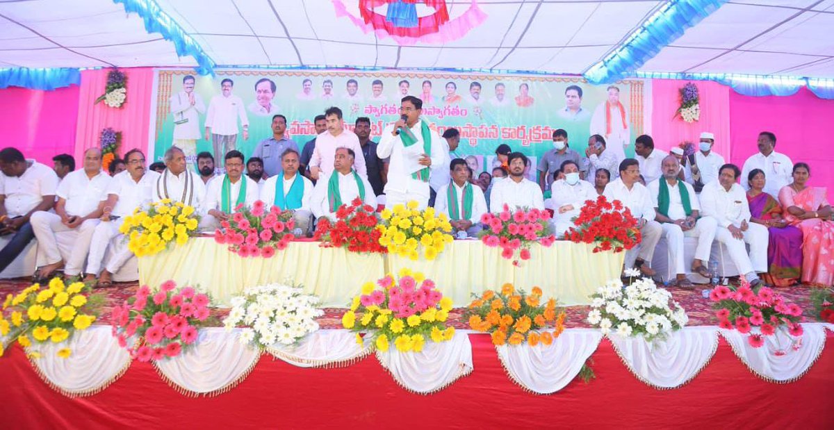 SingireddyBRS's tweet photo. పాలేరు నియోజకవర్గం ఖమ్మం రూరల్ మండలం మద్దులపల్లిలో రూ.19.90 కోట్లతో నిర్మించే నూతన మార్కెట్ యార్డ్ నిర్మాణానికి శంకుస్థాపన చేసిన మంత్రులు @SingireddyTRS గారు, @puvvada_ajay గారు, రైతుబంధు సమితి అధ్యక్షులు @PRRTRS గారు, ఎమ్మెల్యే @Kandala_mla గారు, ఎమ్మెల్సీ తాతా మధు గారు https://t.co/NTVeJAXQaF