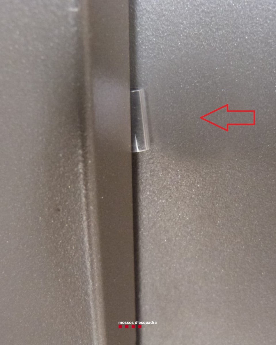 Un testimoni ens avisa perquè ha vist cinc persones amb actitud sospitosa que accedien a un edifici d’Horta-Guinardó (BCN) . Quan les patrulles arriben comproven que estan posant marcadors a les portes per detectar pisos buits. Els detenim per robatori amb força