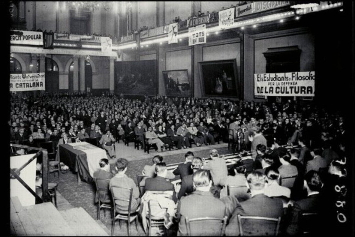FoixJV's tweet photo. Dimarts 26 d'abril es va celebrar al Paranimf de la @filcatUB un acte emotiu i intens en commemoració dels 90 anys de creació del sindicat d'estudiants @fnec. El 1986, en l'acte de nomenament de @FoixJV President d'Honor, el poeta va acabar el discurs amb el crit #foragrillons! https://t.co/hGFyLUpTP6