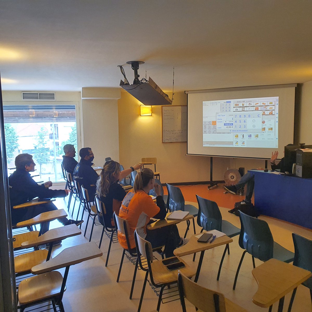 binsoft_ca's tweet photo. Avui toca formació. Per a un bon servei és del tot IMPRESCINDIBLE un excel·lent coneixement del software. Avui l'empresa SIT ens presenta i ens forma amb el nou software x TPV TACTIL #BARS #RESTAURANTS #PASTISSERIES #FORNS https://t.co/IvzOO2kkzt