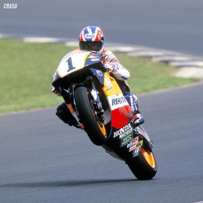 Hoy nuestro #wheeliewednesday viene de la mano del gran <a href="/micksdoohan/">Mick Doohan</a> 🏍️

#EnjoyTheRide #Motoblouz #Motoblouzes #wheeliewednesday #MotoGP
