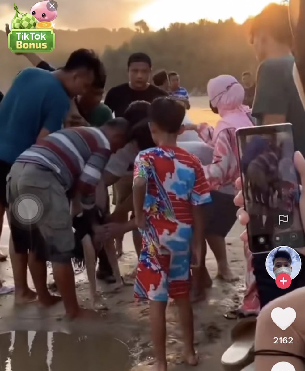 PERTOLONGAN PERTAMA TENGGELAM

—UTAS

Kalau ada kejadian gawat tenggelam seperti ini, membalik badan korban itu salah dan sama sekali tidak membantu. Pertolongan pertama tenggelam nggak seperti ini. Aku mau jelasin ulang cara yg benar agar kita sama2 belajar lagi.