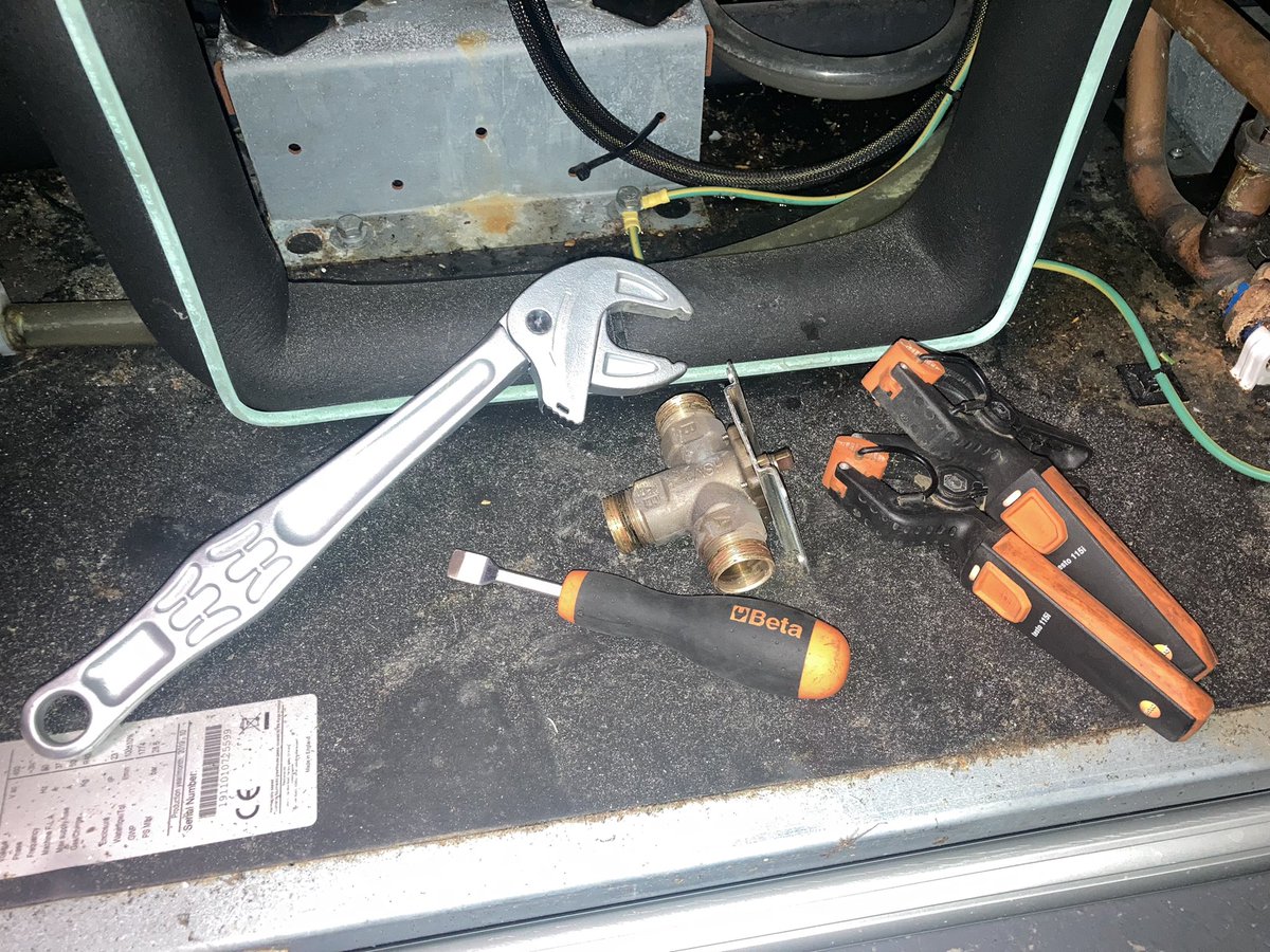 PoolHeatLtd's tweet photo. Swapping a motorised valve on a #Calorex Delta this morning, made a whole lot easier with the @weratoolsuk Joker XXL this morning. Then tested with the @TestoLimited smart probe clamp. If you’ve got the right tools for the job your half way there. #Maintenance https://t.co/KuW17B5QO2