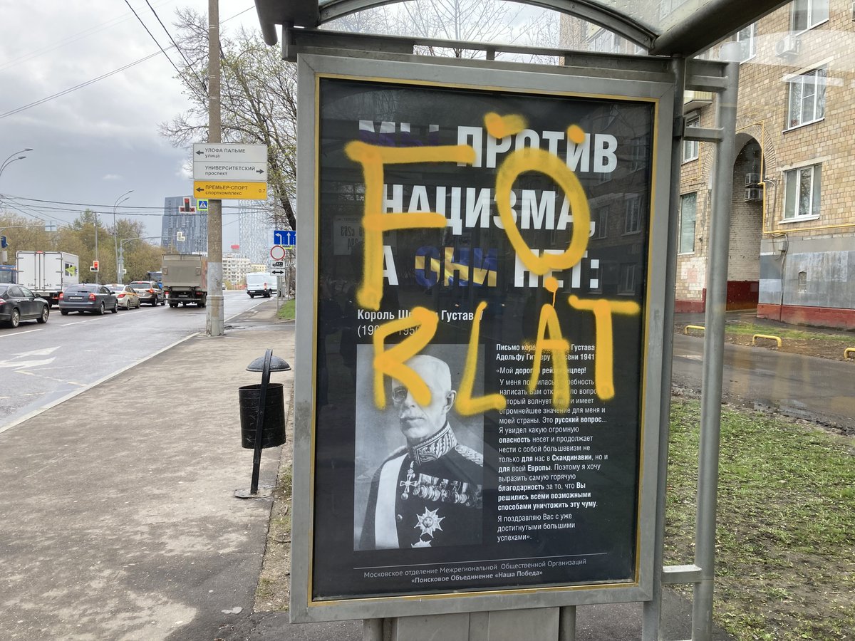 AnnalenaLauren's tweet photo. Utanför svenska ambassaden i Moskva. På ett plakat i Moskva där kung Gustaf V anklagas för fascism har någon på svenska skrivit med stora bokstäver: ”Förlåt”. https://t.co/YCQkvrHsp2