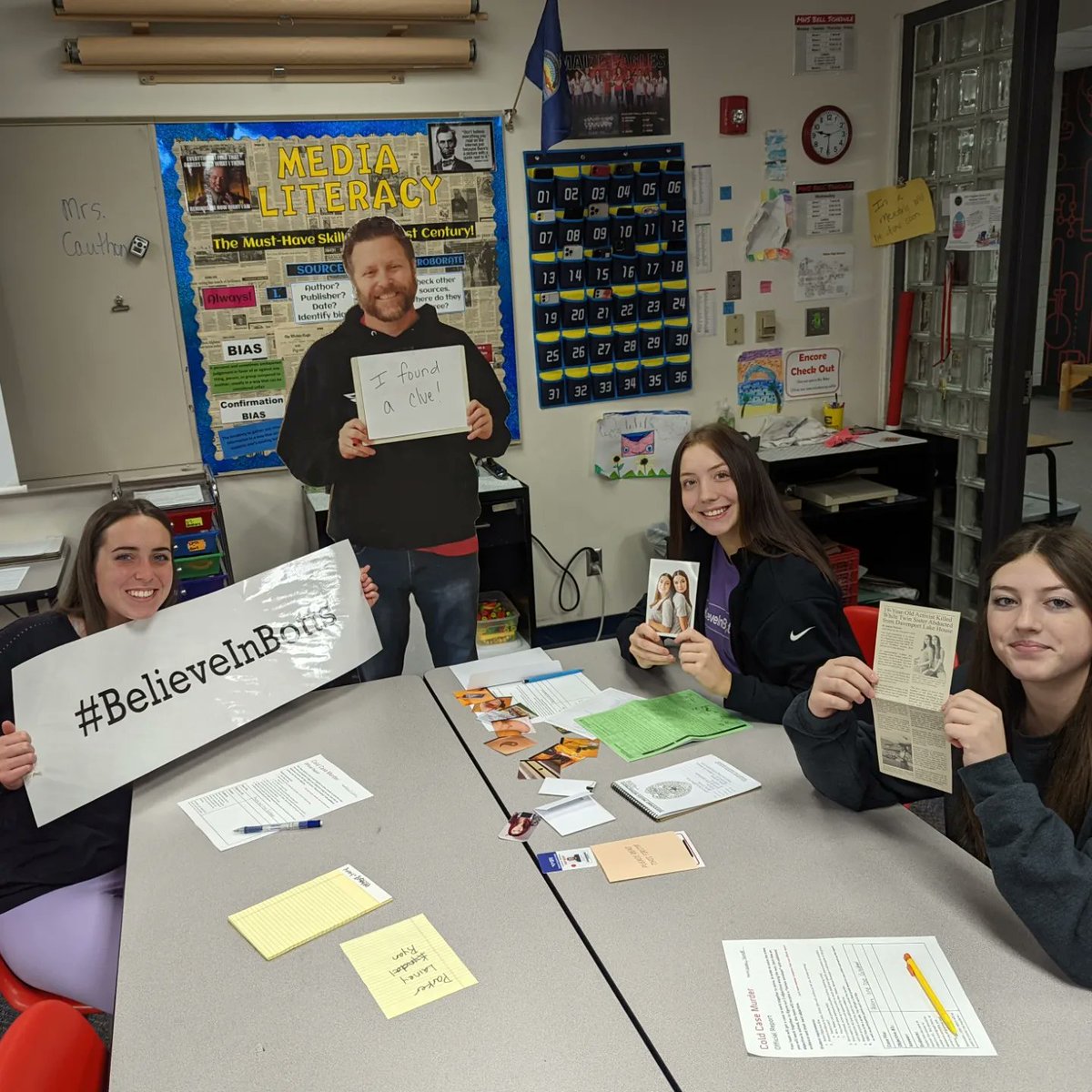 JillWebs's tweet photo. Intro to LPSS recieved some help today with their Cold Case murder investigations when "Flat @thebotty" stopped by. He was super helpful! 😉 🕵️‍♂️
#BelieveInBotts #maizehigheagles #cancersucks https://t.co/TG8rJZMniP