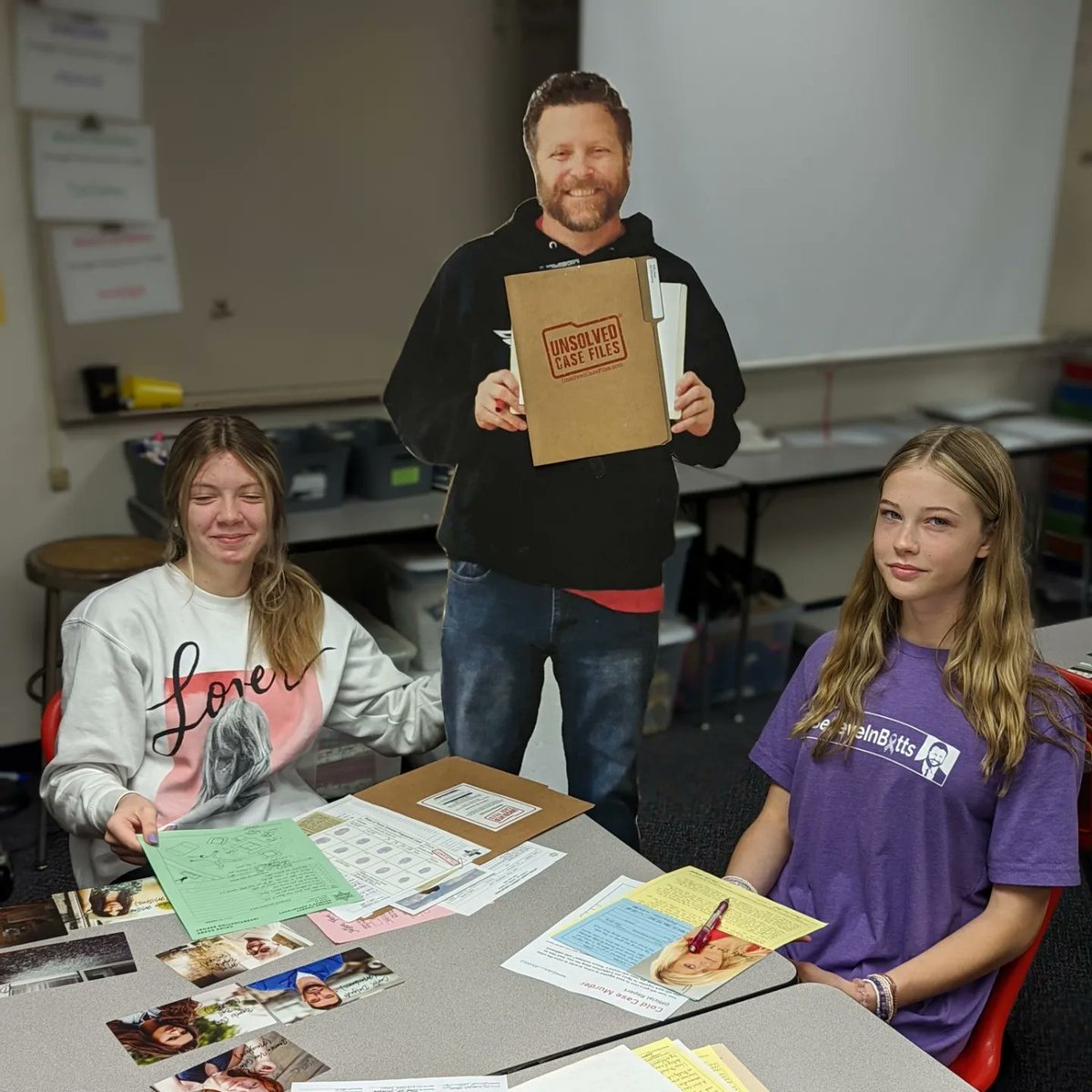 JillWebs's tweet photo. Intro to LPSS recieved some help today with their Cold Case murder investigations when "Flat @thebotty" stopped by. He was super helpful! 😉 🕵️‍♂️
#BelieveInBotts #maizehigheagles #cancersucks https://t.co/TG8rJZMniP