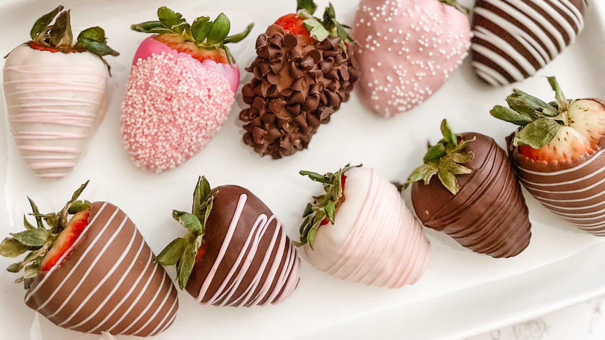 Dipped and drizzled to perfection, our Mother's Day strawberries are the perfect decor + dessert to your Mother's Day celebration! 

📷 <a href="/heidighim/">heidi choi</a>