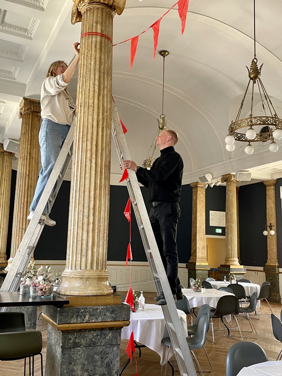 TaenketankenDEA's tweet image. I morgen fylder @TaenketankenDEA 12 år 🥳🍾🇩🇰Forberedelserne til vores fødselsdagsfest er i fuld gang i Kosmopols ikoniske festsal. Hvis du endnu ikke har  tilmeldt dig, kan du gøre det her: dea.nu/i-farver/arran… 

Vi ses! 

#uddpol #bhvchat