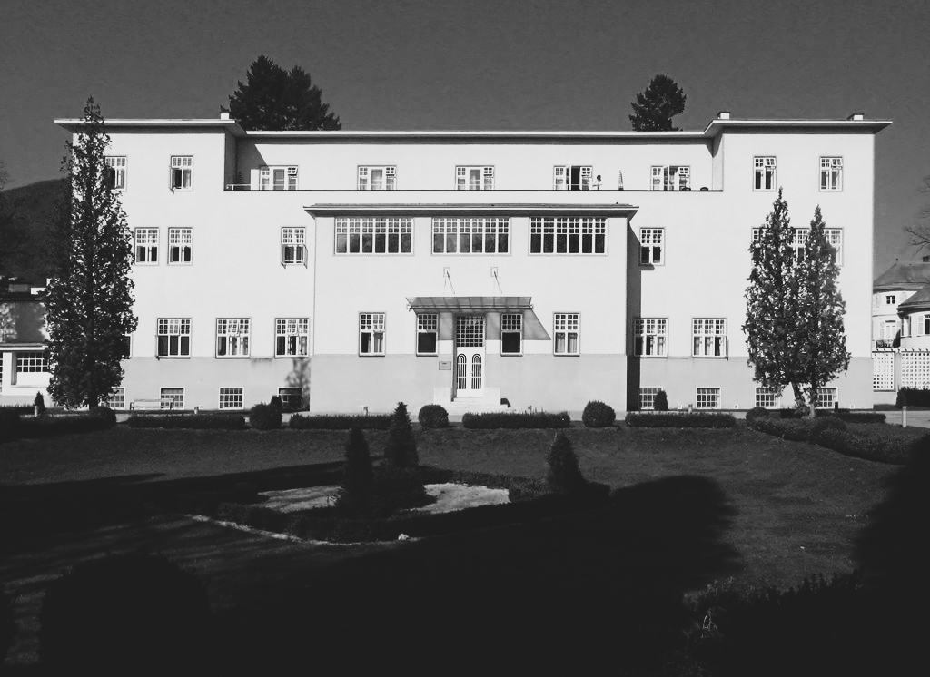 A continuación abriré un hilo donde los llevare a conocer un poco de la arquitectura de la Secesión de Viena, haciendo foco 📸 en el Sanatorio  Purkersdorf. Un DISEÑO, con todas las letras, del arquitecto y desañor industrial Josef Hoffman. 

🧵