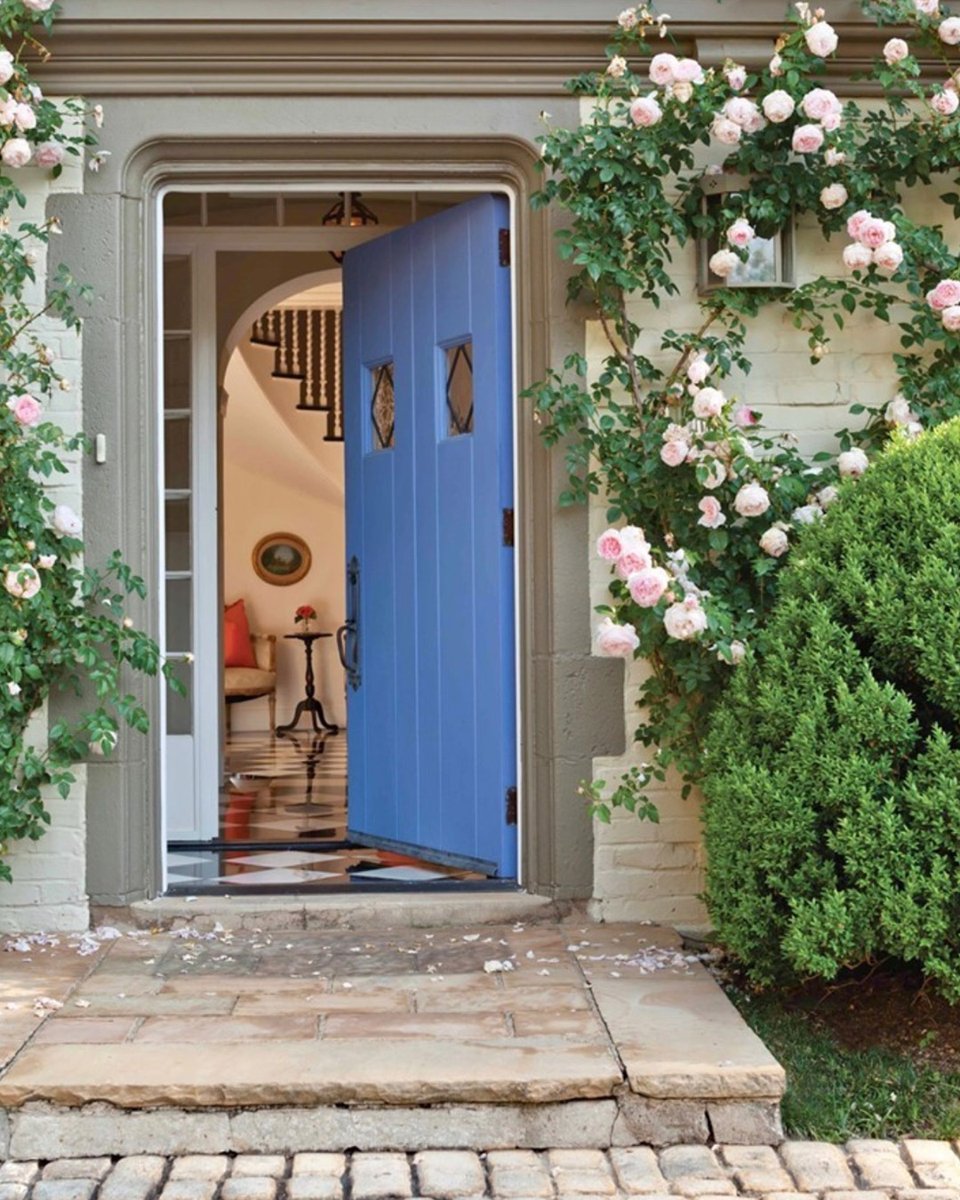 SouthernLadyMag's tweet photo. A lovely tangle of roses frames the charming blue door of this 1930s Atlanta home that boasts graceful French architecture and a contemporary sensibility. See more at https://t.co/tm66cThDnr.
Interiors: @meridy_king_interiors
#southernladymag #interiordesign #atlantadesign https://t.co/S3JXTqwKiF