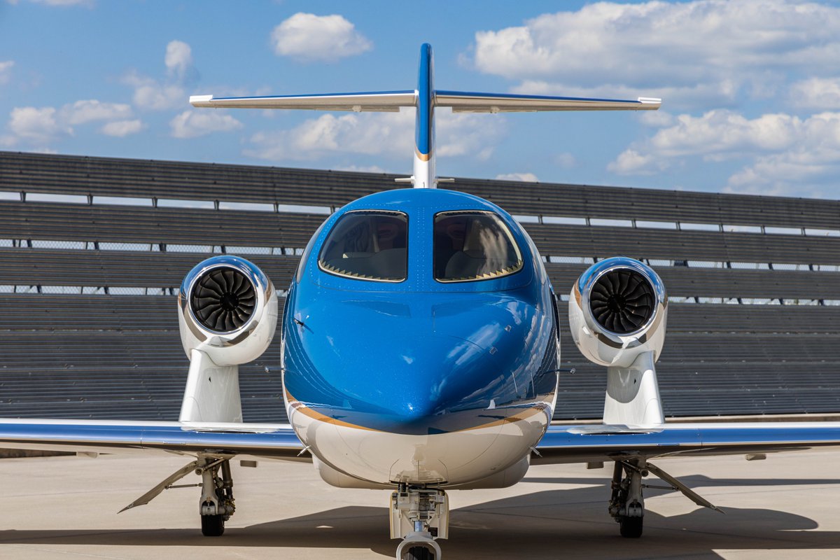 hondajet's tweet photo. A close-up of the #DeepSeaBlue paint scheme, which was introduced on the #HondaJet Elite S.🌊
The sparkling blue paint evokes a feeling of staring into the infinite beyond.✨ https://t.co/zNcLBgz9Pw