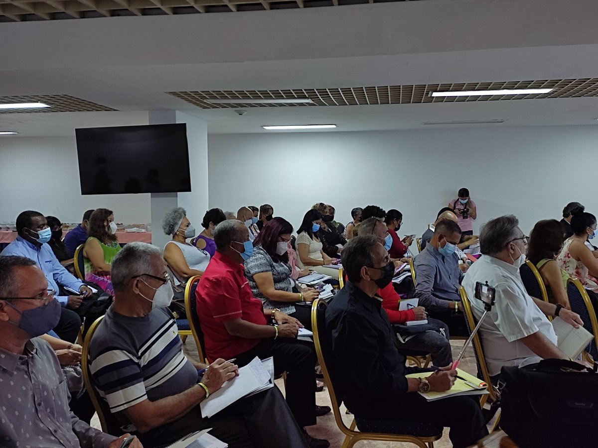 AuroraFdez19's tweet photo. Comenzó el taller de la red GUCID de @CubaMES con el objetivo de fortalecer el papel de las universidades y CUM en el avance hacia el desarrollo territorial sostenible. La DraC Ada Guzón directora de CEDEL ofrece la conferencia inicial
#VamosConTodo
#UniversidadCubana https://t.co/hgiYtfxxtK