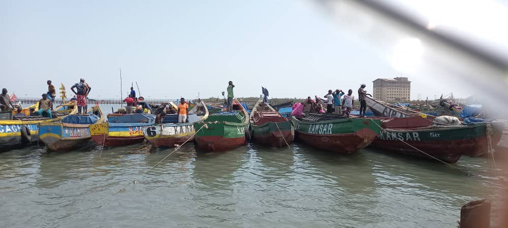 BYOUNOUSSA's tweet photo. J'ai été impressionné par le dynamisme et les mouvements des jeunes et des femmes du Port de pêche de Kamsar que j'ai eu la chance de visiter ce matin. Je me réjouis de l'appropriation faite des  infrastructures réalisées avec l'appui du PNUD. Ce Port est le deuxième du Pays. https://t.co/Cm6dipifj7