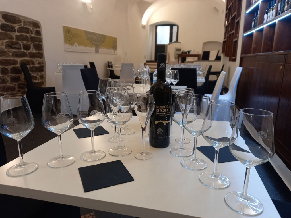 terremoscatello's tweet photo. 🗓 Venerdì 6 e Sabato 7 maggio > Dalle 17 alle 21:30. Degustazioni, aperitivi e vendita diretta. Ospiti: il #moscatelloditaggia e i piatti del territorio.
Prenotazione gradita.
📍 Via Gastaldi 15 ex Germinal, Taggia.
#taggia #lamialiguria #vino #wine #winetasting #enoturismo https://t.co/hEfGYxhhGe