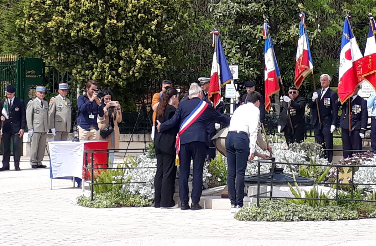 À l'occasion du centenaire de la société des membres de la légion d'honneur, ravivage aux monuments aux morts de Toulon de la flamme du souvenir allumée sous l'arc de triomphe. Merci aux élèves du <a href="/Lycee_Bonaparte/">Lycée Bonaparte</a> pour leur participation !