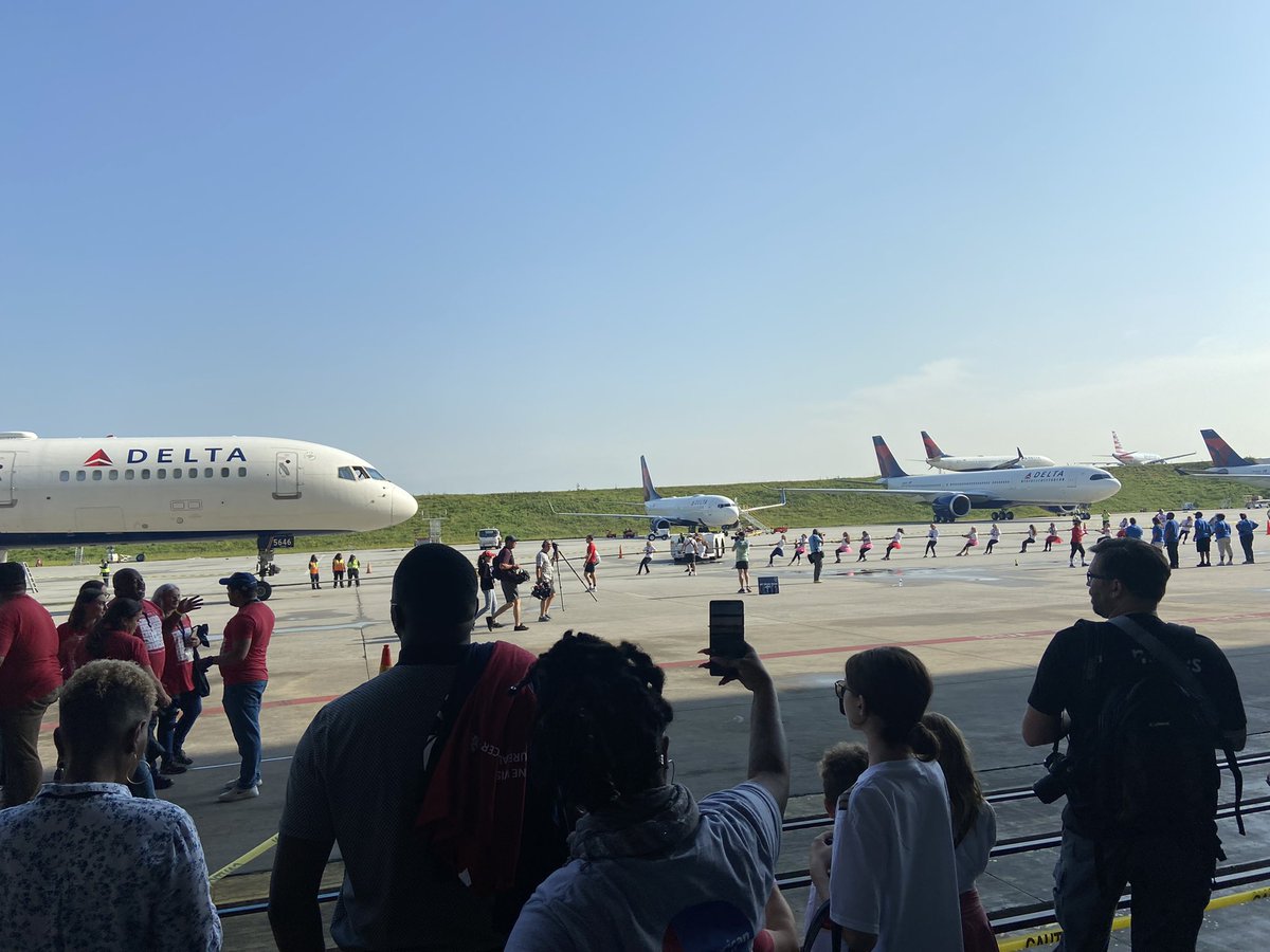 lauramakaroff's tweet photo. Great day with some of our ACS team supporting @Delta @RelayForLife #jetdrag2022. The teams pulling these jets are amazing and the cause never more important! @AmericanCancer https://t.co/nieNt0cFb4
