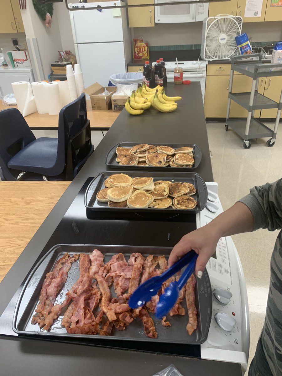 KtheJdose's tweet photo. Showing some appreciation for our hard working HMS Huskies teachers !

#TeacherAppreciationWeek2022 https://t.co/t1Ev1Tc5S2