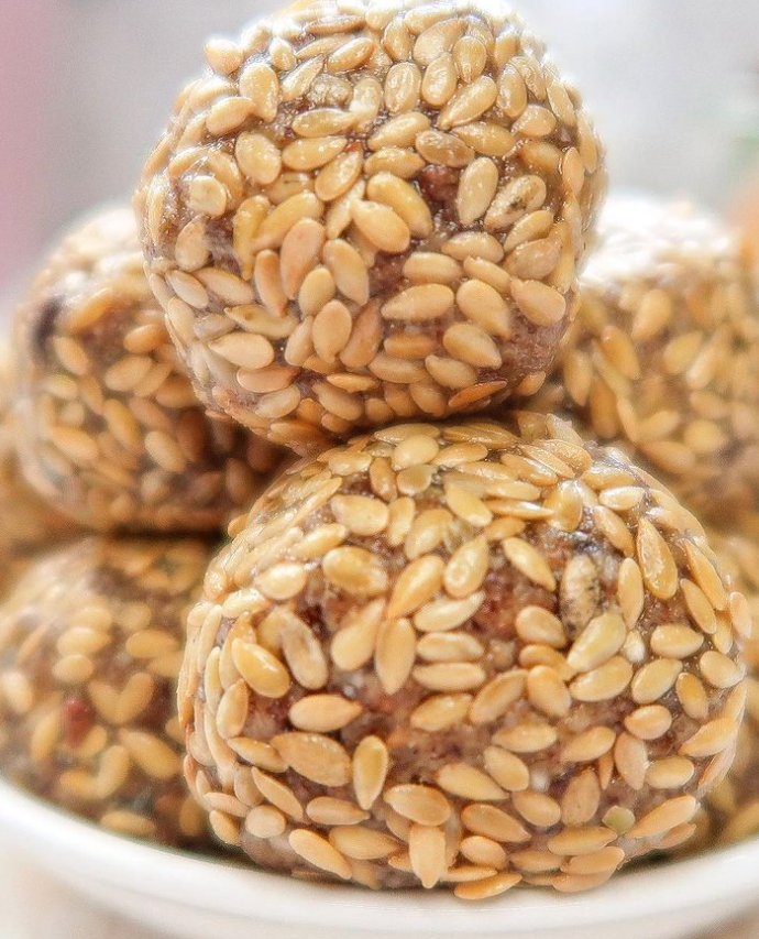 GrapeTreeFoods's tweet photo. Need a mid week booster? Check out these energy balls 💥 made using Grape Tree's raisins. 

Recipe by snackx4me on Instagram. https://t.co/fAQ175EP8A