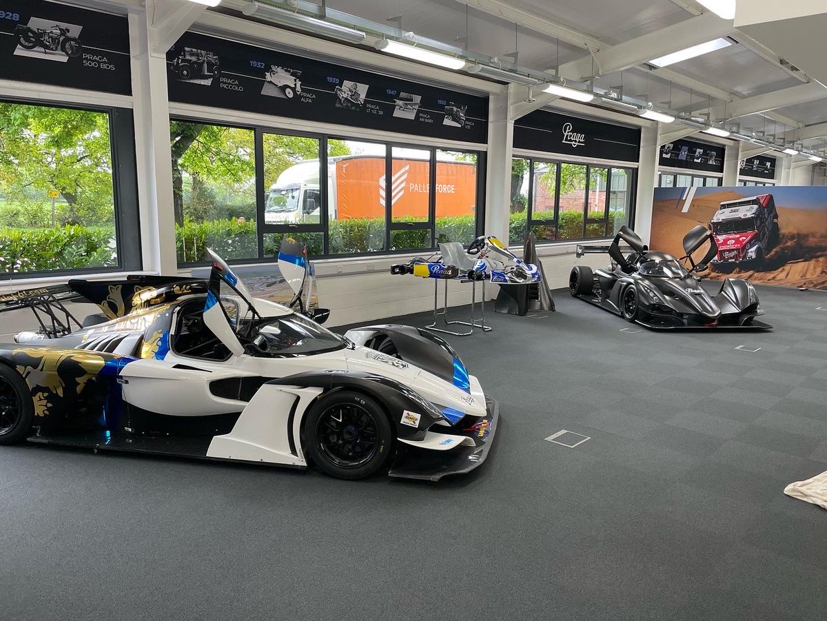 PeterMorgan152's tweet image. Maintenance at praga HQ