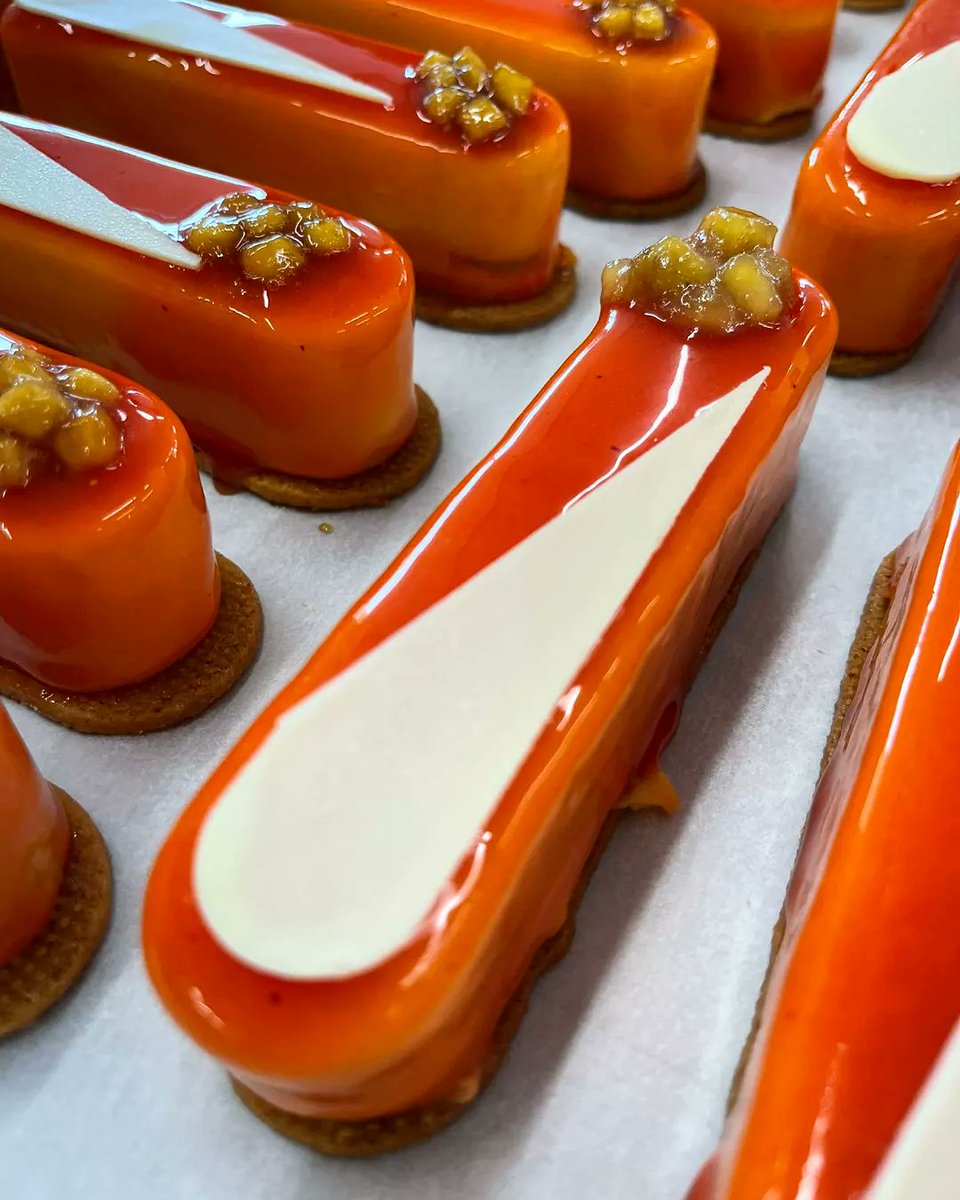 InsAlimentsBCN's tweet photo. 👩🏻‍🍳👨🏽‍🍳 L'alumnat gaudeix tant fent #pastisseria com nosaltres veient les imatges! 🥮🧁🍨 Una professió amb futur, que contempla tècniques innovadores i tradicionals, ingredients, textures, colors... Aprenem!

👉🏼Properes preinscripcions: del 17 al 23 de maig. https://t.co/VLhV91ewiz https://t.co/bTl0ZqLO2i