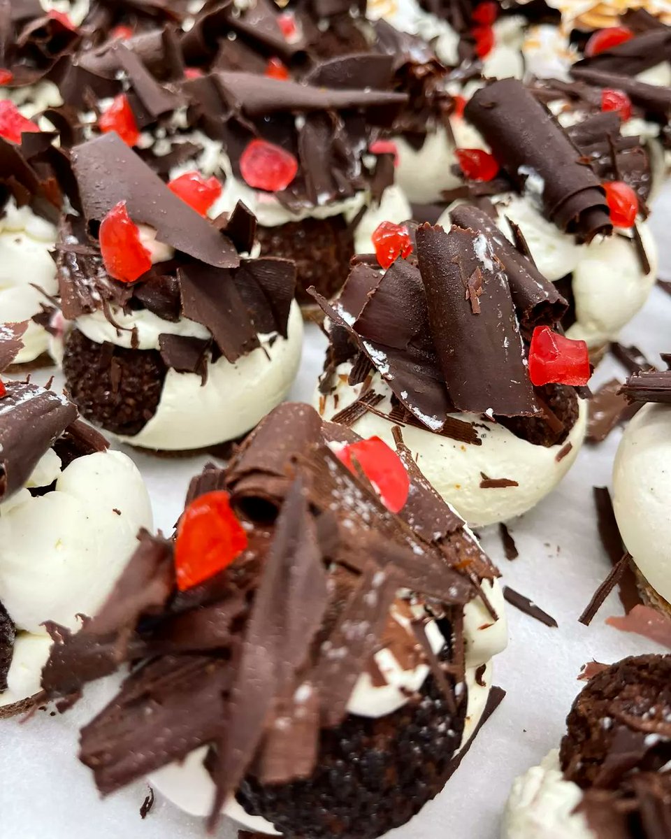 InsAlimentsBCN's tweet photo. 👩🏻‍🍳👨🏽‍🍳 L'alumnat gaudeix tant fent #pastisseria com nosaltres veient les imatges! 🥮🧁🍨 Una professió amb futur, que contempla tècniques innovadores i tradicionals, ingredients, textures, colors... Aprenem!

👉🏼Properes preinscripcions: del 17 al 23 de maig. https://t.co/VLhV91ewiz https://t.co/bTl0ZqLO2i