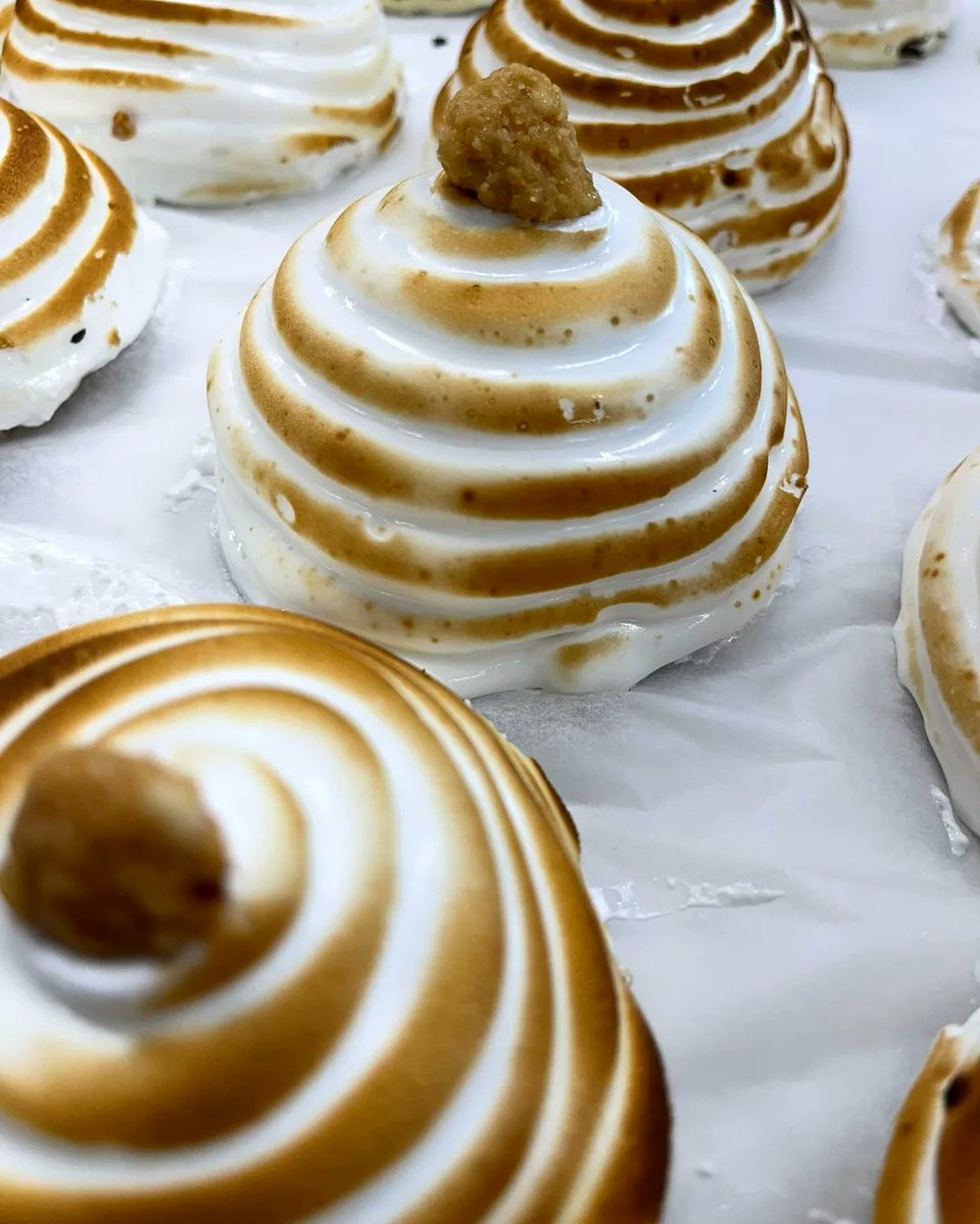 InsAlimentsBCN's tweet photo. 👩🏻‍🍳👨🏽‍🍳 L'alumnat gaudeix tant fent #pastisseria com nosaltres veient les imatges! 🥮🧁🍨 Una professió amb futur, que contempla tècniques innovadores i tradicionals, ingredients, textures, colors... Aprenem!

👉🏼Properes preinscripcions: del 17 al 23 de maig. https://t.co/VLhV91ewiz https://t.co/bTl0ZqLO2i