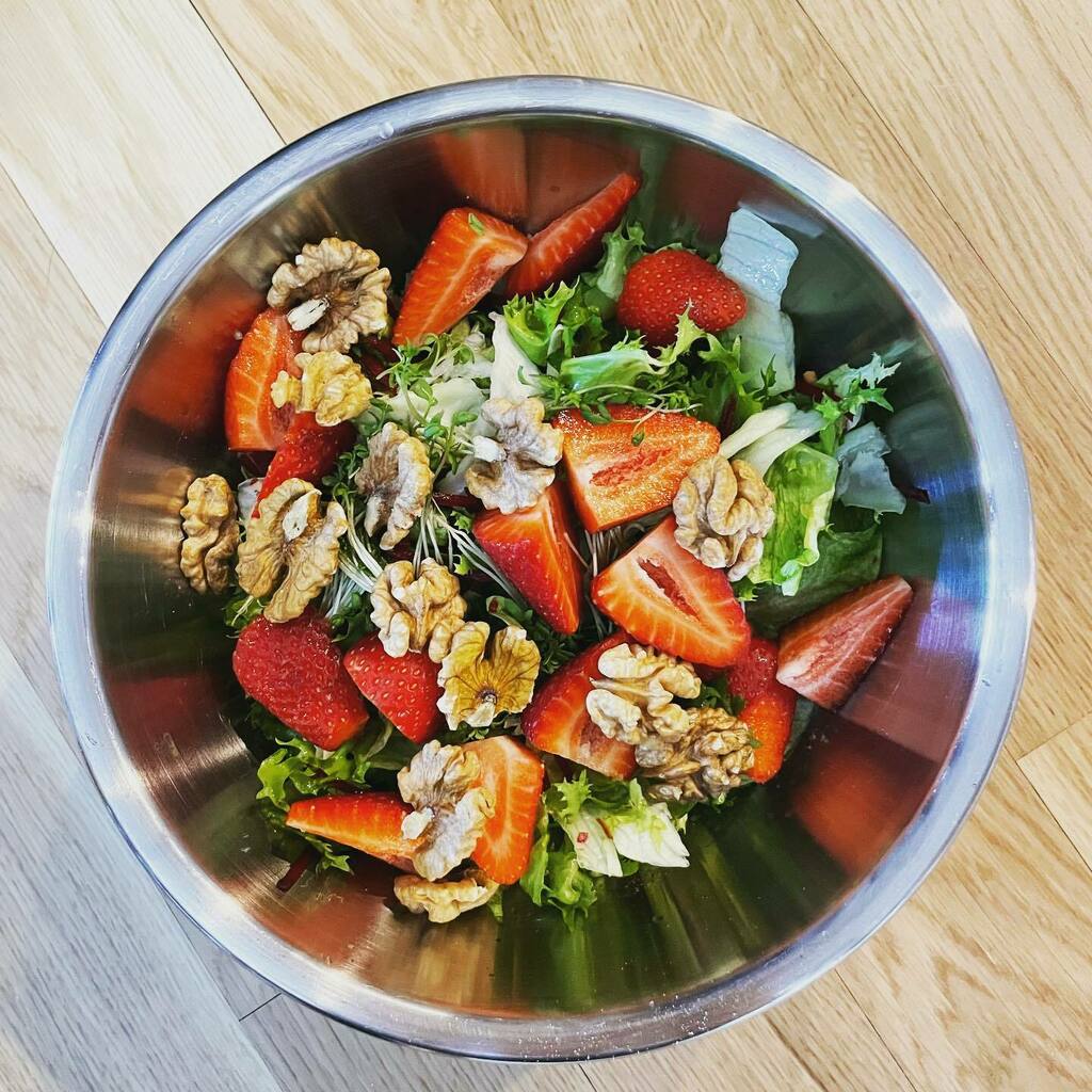 xoede's tweet photo. Frühling ist für mich Beerenzeit, Salatzeit und einfach die Zeit geniessen. ☀️ #beerenzeit #frühling #gesund #salat #mama #foodgoals #food #mumlife #happy #springtime #beeries #healthylifestyle https://t.co/PsxDEXFngN https://t.co/ZpQ3VS44BR